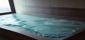 资深内容编辑陈默，男性，书桌前工作状态，专注认真